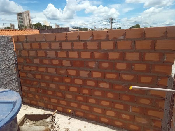 Muro de tijolo cerâmico assentado no prumo com juntas amarradas